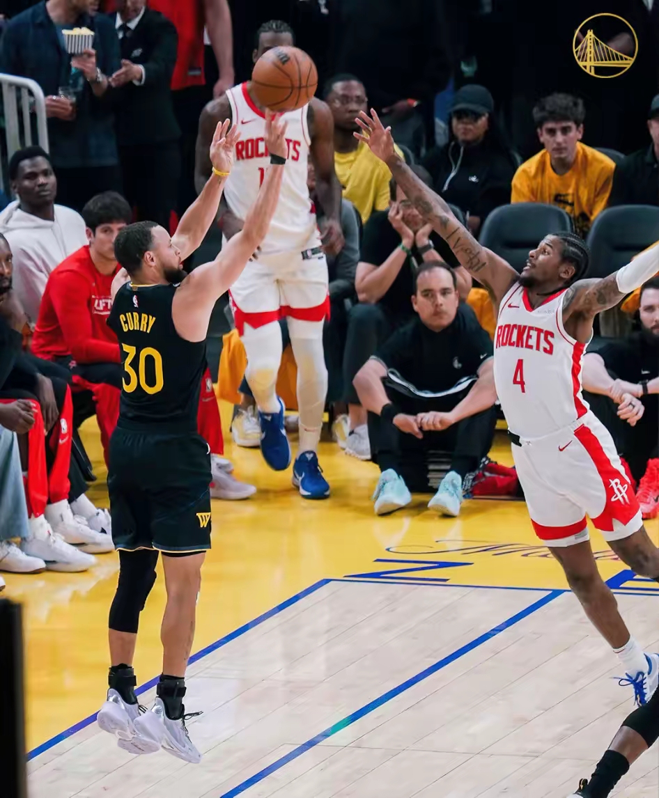 多宝网页版 -英国帆船选手亚历克斯汤姆森表演惊险特技