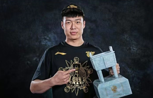 多宝娱乐平台 -关键时刻广东宏远官宣签约:足总杯节点到来,管理层满意,阵容厚度经受考验